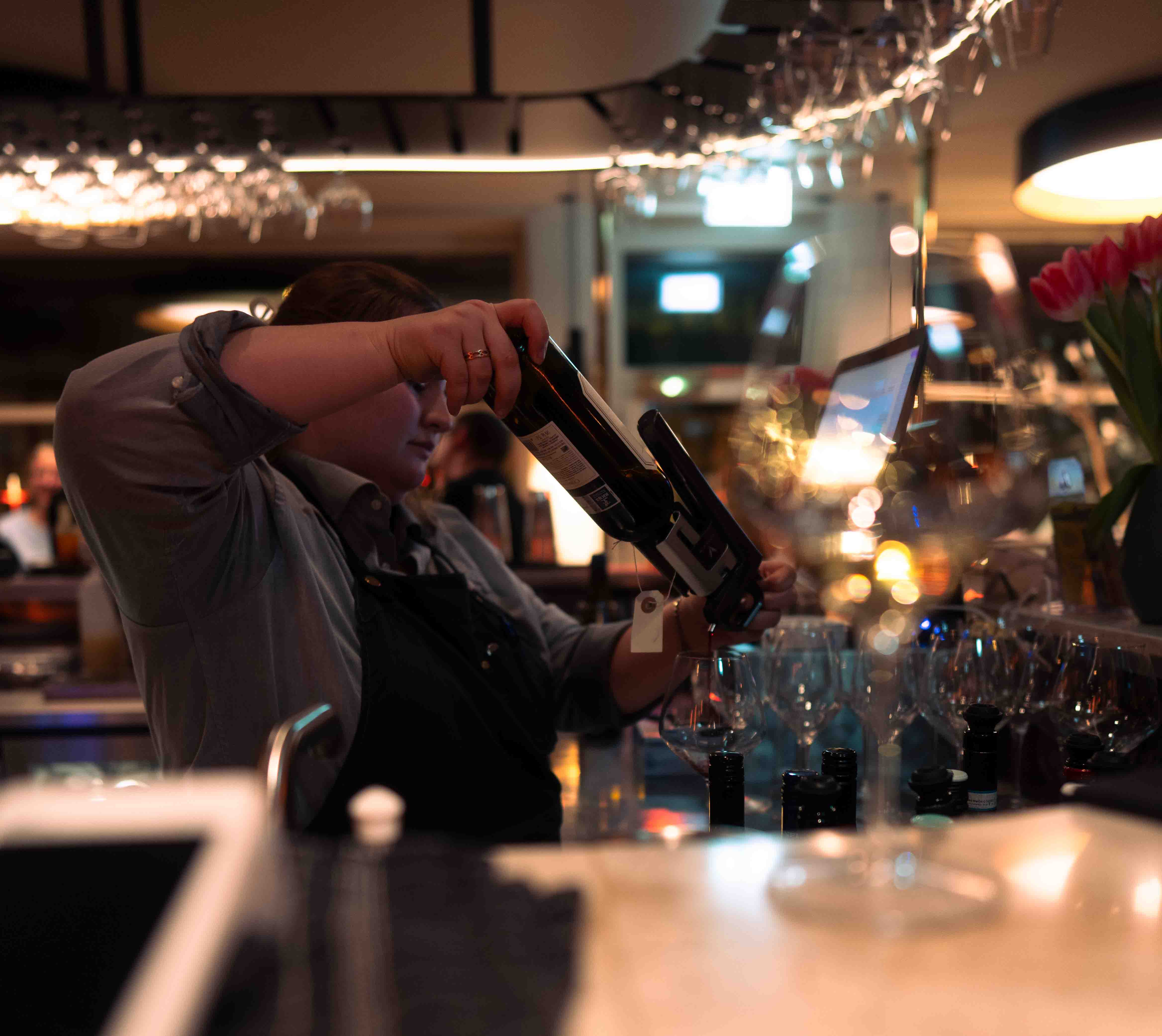 Bartender hælder vin